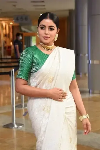 SOUTH INDIAN ACTRESS POORNA IMAGES IN WHITE SAREE 10
